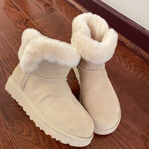 Womens UGG Size 6